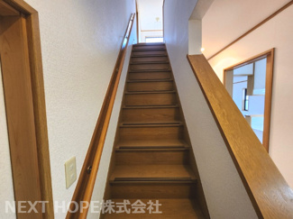 【内装】 | 川西市丸山台３丁目中古戸建 | ２階への階段です♪手すり付きでお子様も安心・安全に昇り降りができます！１