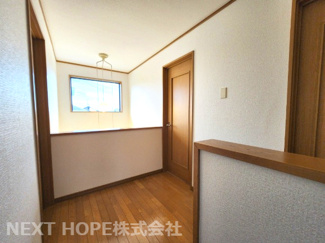 【内装】 | 川西市丸山台３丁目中古戸建 | ２階廊下部分です♪吹き抜けも有り、たいへん明るく開放的です！１