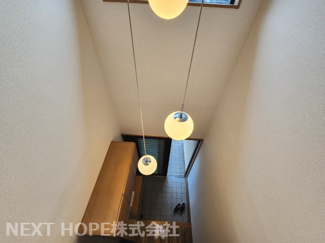 【内装】 | 川西市丸山台３丁目中古戸建 | 玄関の上部は吹き抜けになっております♪