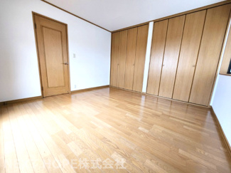 【洋室】 | 川西市丸山台３丁目中古戸建 | ２階洋室８帖です♪たいへん明るい室内です！！