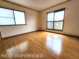 【洋室】 | 川西市丸山台３丁目中古戸建 | ２階洋室８帖です♪バルコニーに面した開放的な居室です！！