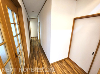【内装】 | 川西市丸山台３丁目中古戸建 | 玄関から廊下部分です♪室内外令和７年４月頃リフォーム済み！お待たせ無しで即ご入居していただけます！！