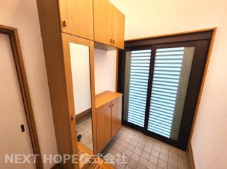 【玄関】 | 川西市丸山台３丁目中古戸建 | 玄関には大きなシューズBOXが設けられております♪ご家族のたくさんの靴もスッキリ収納できますね!!