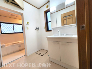 【独立洗面台】 | 川西市丸山台３丁目中古戸建 | 新品の洗面化粧台です♪シャワー水栓で使い勝手も良いです！！鏡は三面鏡になっております！