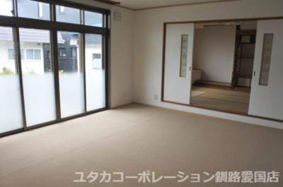 【居間・リビング】 | 武佐3丁目5-261売家 | リビングは12.5帖！大きい窓で採光も充分◎