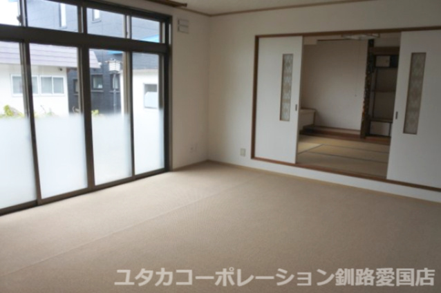 【居間・リビング】 | 武佐3丁目5-261売家 | リビングは12.5帖！大きい窓で採光も充分◎