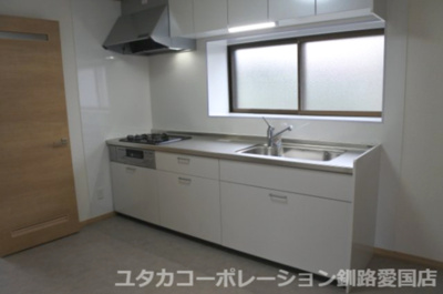 【キッチン】 | 武佐3丁目5-261売家 | 令和5年10月リフォーム済のシステムキッチン☆3口コンロです