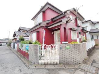 【外観】 | 落ち着いた住宅街に佇む戸建。整った街並みと明るい外観が印象的で、清潔感のある住まいです。南向きで日当たりも良く、心地よい暮らしを実現します。