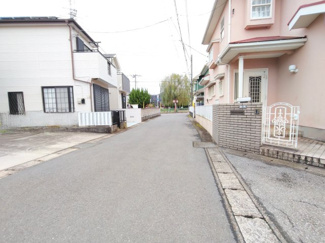 【前面道路含む現地写真】 | 前面道路は交通量が少なく静かで、車の出入りも安心。周辺は落ち着いた住宅街で、穏やかな暮らしを実現できます。