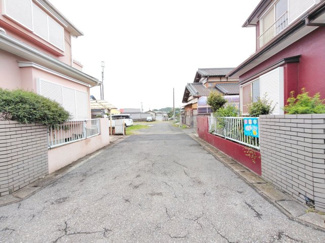 【前面道路含む現地写真】 | 幅員のある前面道路で車の出入りがスムーズ。閑静な街並みに面しており、子育て世帯にも安心の立地です。