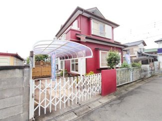 【外観】 | 開放感のある立地で、陽光がたっぷり差し込む明るい住まい。落ち着いた雰囲気の住宅街に位置し、子育て世帯にも安心の環境です。