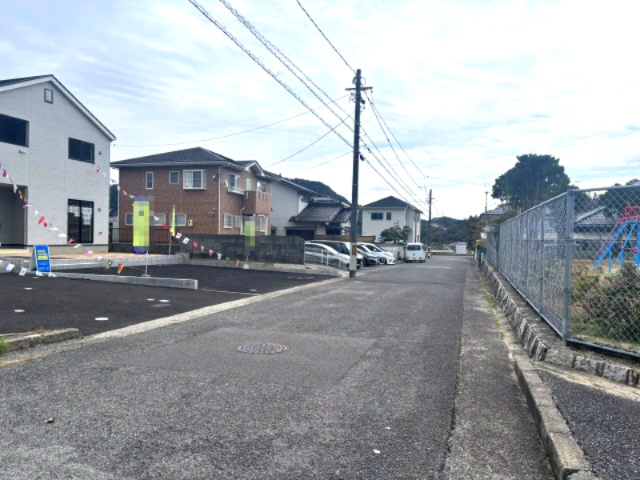 安佐北区あさひが丘第2の前面道路含む現地写真|前面道路です。目の前には公園があります。