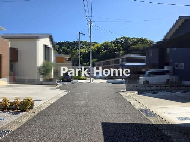 高知市一宮徳谷　中古戸建ての前面道路含む現地写真