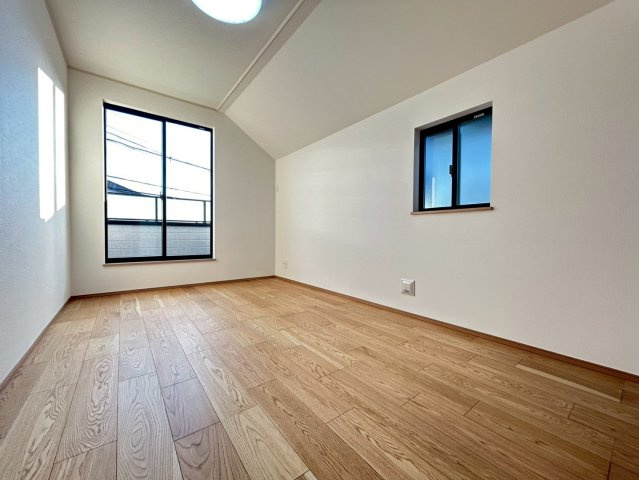 三鷹市牟礼4丁目　新築戸建の洋室|全居室２面採光のため、日差しが差し込む明るいお部屋です！

現地ご見学希望・資料請求などお気軽にお問い合わせ下さい！
03-5990-5201