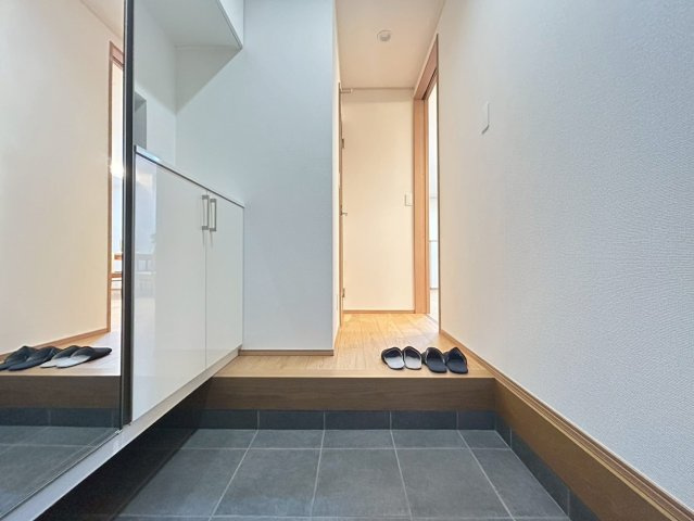 三鷹市牟礼4丁目　新築戸建の玄関|お出かけ前の身だしなみチェックに役立つ鏡と収納完備の玄関です。

現地ご見学希望・資料請求などお気軽にお問い合わせ下さい！
03-5990-5201