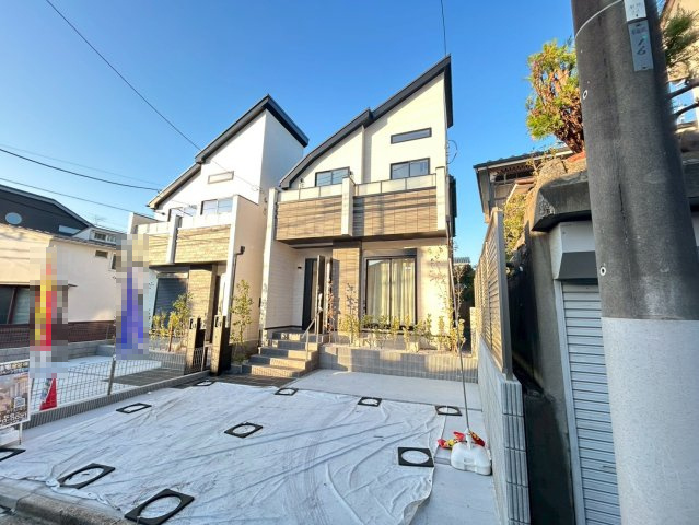 三鷹市牟礼4丁目　新築戸建の駐車場|カースペースは2台駐車可能！セカンドカーはもちろん、ゲストを招く際の駐車スペースとしても活躍。

現地ご見学希望・資料請求などお気軽にお問い合わせ下さい！
03-5990-5201