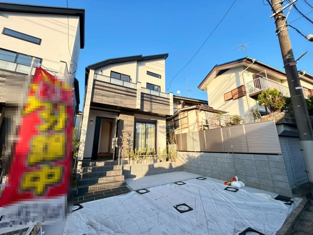 三鷹市牟礼4丁目　新築戸建の外観|車での移動が欠かせないファミリーにも嬉しいプランです。

現地ご見学希望・資料請求などお気軽にお問い合わせ下さい！
03-5990-5201