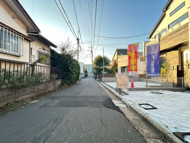 三鷹市牟礼4丁目　新築戸建の前面道路含む現地写真|良好な住環境が守られてきた、第一種低層住居専用地域の住宅街です。

現地ご見学希望・資料請求などお気軽にお問い合わせ下さい！
03-5990-5201