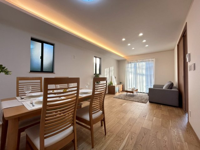 三鷹市牟礼4丁目　新築戸建の居間・リビング|のびやかに広がるリビングは、一年を通して爽やかな光と風に癒される家族のなごみ空間。

現地ご見学希望・資料請求などお気軽にお問い合わせ下さい！
03-5990-5201