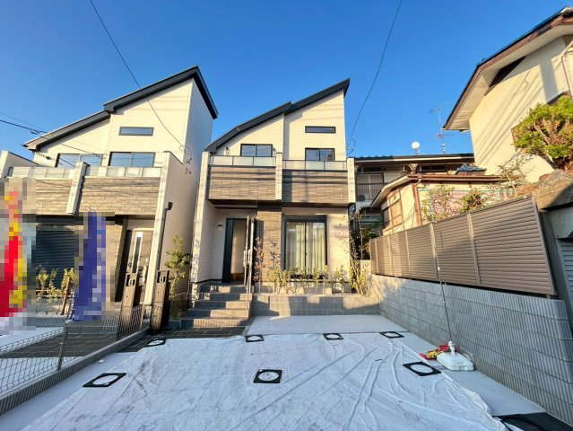 三鷹市牟礼4丁目　新築戸建の外観|重厚感に溢れた、気品ある邸宅です。

現地ご見学希望・資料請求などお気軽にお問い合わせ下さい！
03-5990-5201