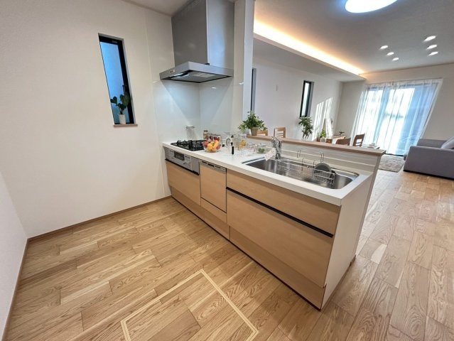 三鷹市牟礼4丁目　新築戸建のキッチン|嬉しい対面式キッチンです。家事をしながらリビングにいるご家族とのおしゃべりも楽しめます！

現地ご見学希望・資料請求などお気軽にお問い合わせ下さい！
03-5990-5201