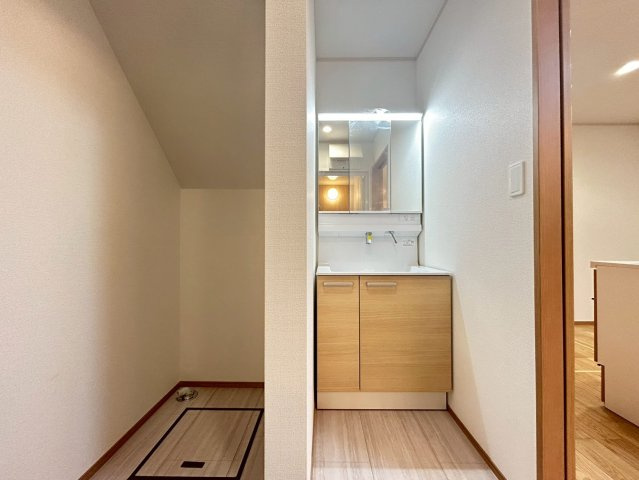 三鷹市牟礼4丁目　新築戸建の独立洗面台|清潔感のあるプライベート空間は、身だしなみチェックやお肌のお手入れに最適です。

現地ご見学希望・資料請求などお気軽にお問い合わせ下さい！
03-5990-5201