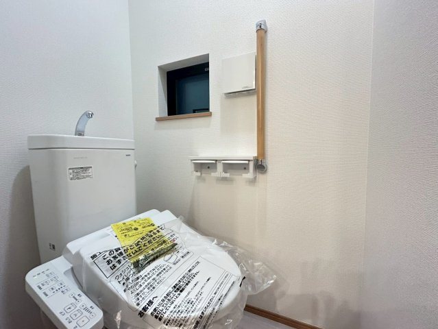 三鷹市牟礼4丁目　新築戸建のトイレ|ウォシュレット付きのトイレはいつも快適！

現地ご見学希望・資料請求などお気軽にお問い合わせ下さい！
03-5990-5201