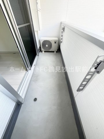 大阪市城東区諏訪１丁目のアパートのバルコニー