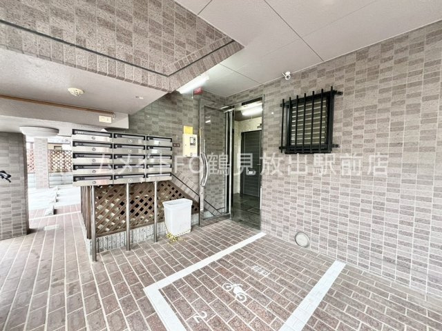大阪市鶴見区今津中３丁目の賃貸マンションのエントランス