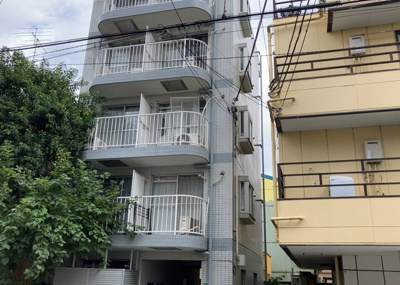 【外観】 | アムザック相模 | 家を建てる場合、方位は要チェックです。現実的に日当たりのよい家ならばリビングは南側、建築基準法でも北側に当たる家への配慮は求められています。土地を見学に行く際は、方位磁針を持って行くようにしましょう。