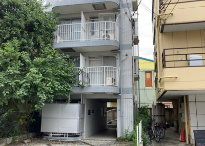 【外観】 | アムザック相模 | 現地に行くなら、物件の周囲の地形がどうなっているかを見ることも大切です。周辺より低くなっている土地では、大雨などで水が集まりやすいため、地盤が弱くなっているということも考えられるため、注意が必要です。
