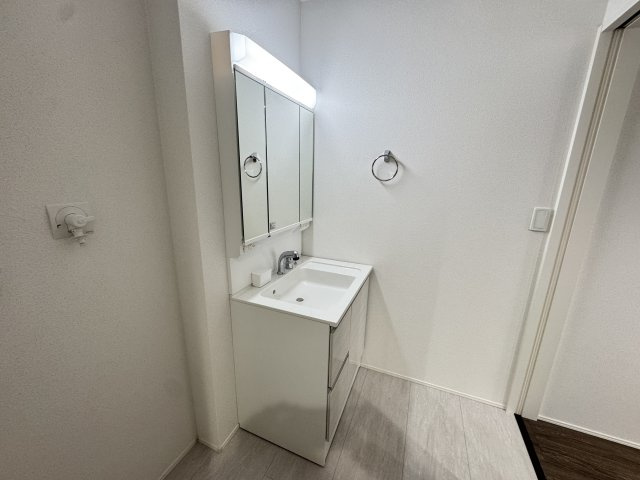 グラファーレ前橋市関根町　2号棟の独立洗面台|シャワー水栓付き洗面台で朝の身支度もバッチリです！
洗面台には収納スペースもあり洗面室もすっきり片付きますよ！