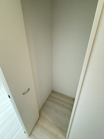 グラファーレ前橋市関根町　2号棟の収納|キッチン横にはパントリーがあります♪棚を置いてストック品の収納にいかがでしょうか。