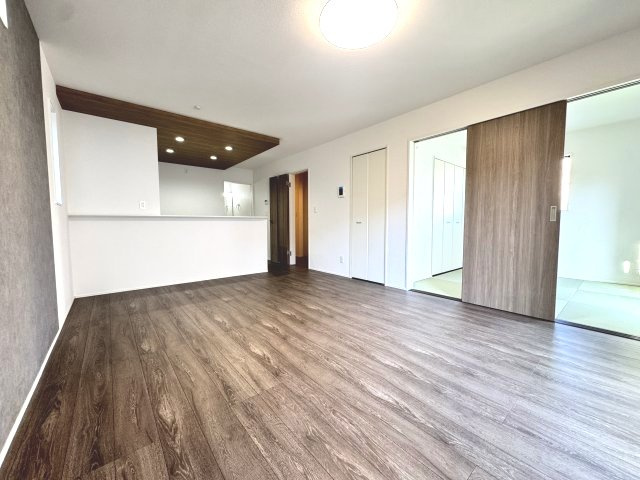 グラファーレ前橋市関根町　2号棟の居間・リビング|カウンターキッチンなのでお料理をしながら会話もできます。
夕食の支度をしながら、お子様の様子も見られて自然と会話も増えますよ♪
