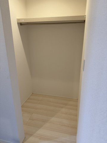 グラファーレ前橋市関根町　2号棟の収納|２階洋室1収納です。ウォークインクローゼットです