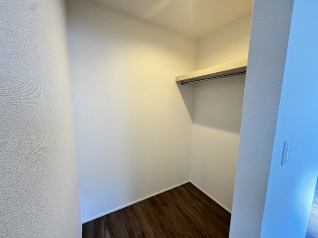グラファーレ前橋市関根町　2号棟の収納|２階洋室1収納です。ウォークインクローゼットです