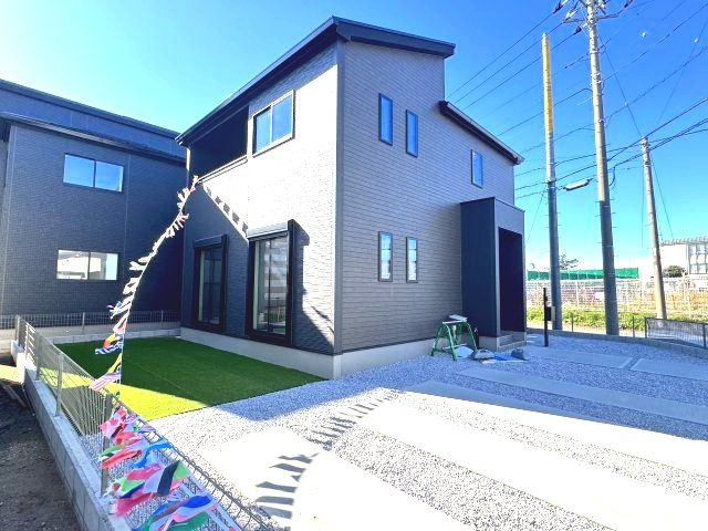 グラファーレ前橋市関根町　2号棟の外観|関根町に全3棟の住宅が完成しました☆お洒落な外観に仕上がっています！
お客様のご都合に合わせていつでもご見学頂けます♪
お気軽にお問い合わせください。