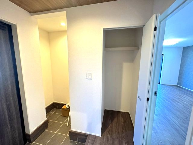 グラファーレ前橋市関根町　2号棟の玄関|廊下収納＆シューズインクローク付きです！シューズインクロークはベビーカーの収納等も可能です♪