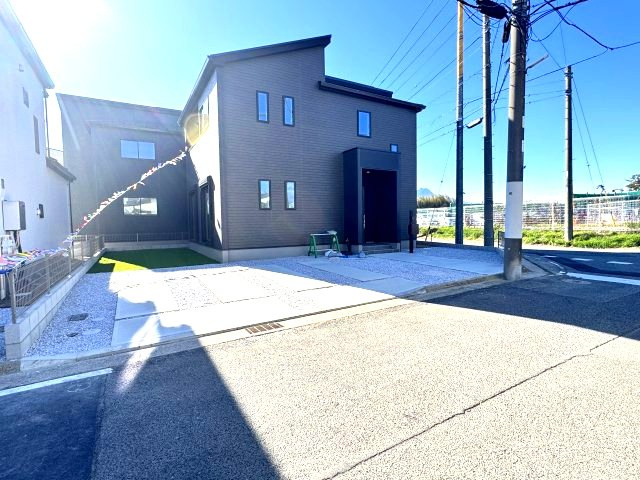 グラファーレ前橋市関根町　2号棟の駐車場|駐車場もキレイに整備されています。並列３台駐車可能です。
前面道路も広々していて車の出し入れもしやすいですよ！