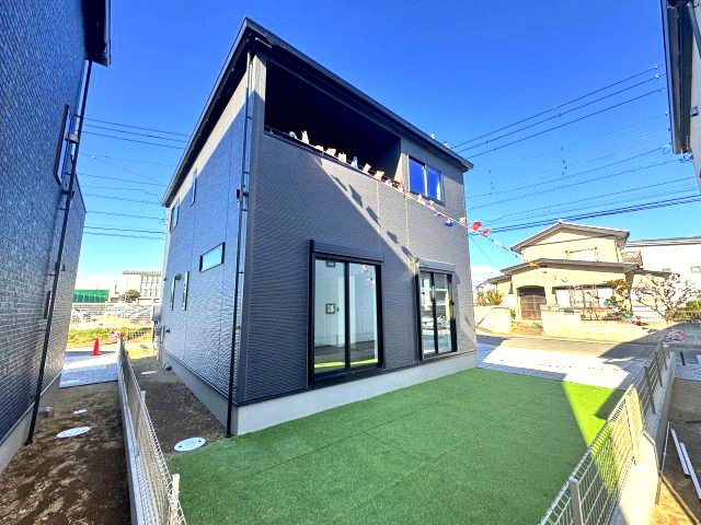 グラファーレ前橋市関根町　2号棟の前面道路含む現地写真|前面道路も広々しているので開放的な立地です。