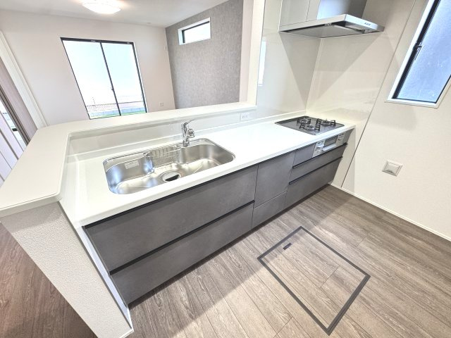 グラファーレ前橋市関根町　2号棟のキッチン|人気のカウンターキッチン採用です☆
コンロも３口ご用意しています！調理スペースも広くストレスなくお料理できます。
浄水器つきなので美味しいお水も飲めますよ♪