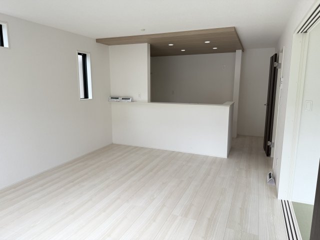 グラファーレ前橋市関根町　2号棟の居間・リビング|16帖のリビングです。カウンターキッチンなのでお料理をしながら会話もできます。
夕食の支度をしながら、お子様の様子も見られて自然と会話も増えますよ♪