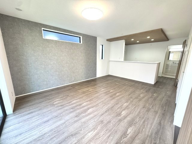 グラファーレ前橋市関根町　2号棟の居間・リビング|16帖のリビングです。カウンターキッチンなのでお料理をしながら会話もできます。
夕食の支度をしながら、お子様の様子も見られて自然と会話も増えますよ♪