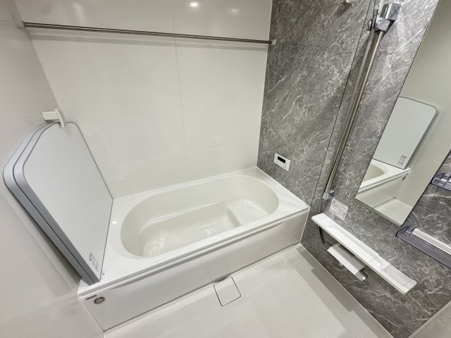 グラファーレ前橋市関根町　2号棟の浴室|１坪タイプのフルオートバスです！
足を延ばして入れる広さなので一日の疲れも癒されますよ♪
室内物干しや浴室乾燥機もあるのでお天気の悪い日にはランドリースペースとしてもご利用できます！