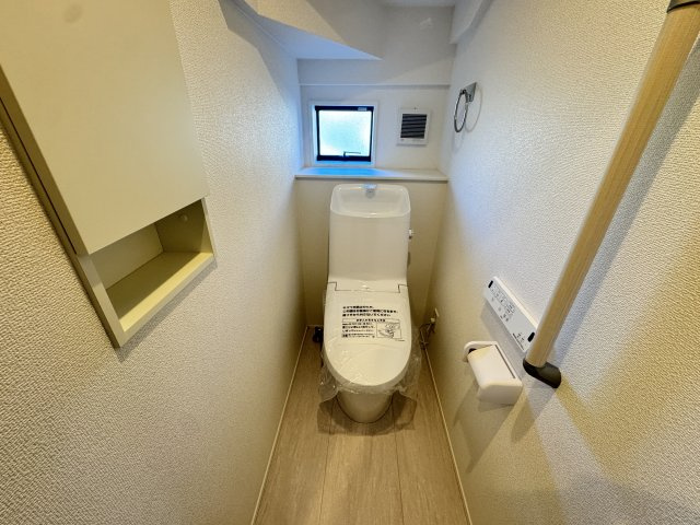 グラファーレ前橋市関根町　2号棟のトイレ|1階トイレです。清潔感のある白を基調としています。
温水洗浄・便座暖房機能の付いた快適なトイレです☆