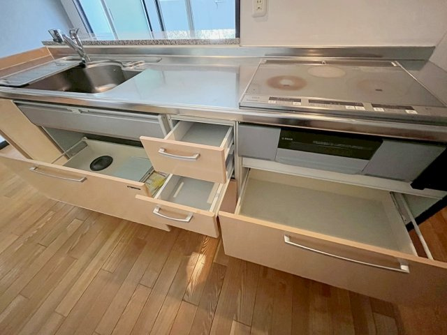 Ｃ＆Ｃローズガーデンのキッチン|コンパクトなキッチンで掃除もラクラク