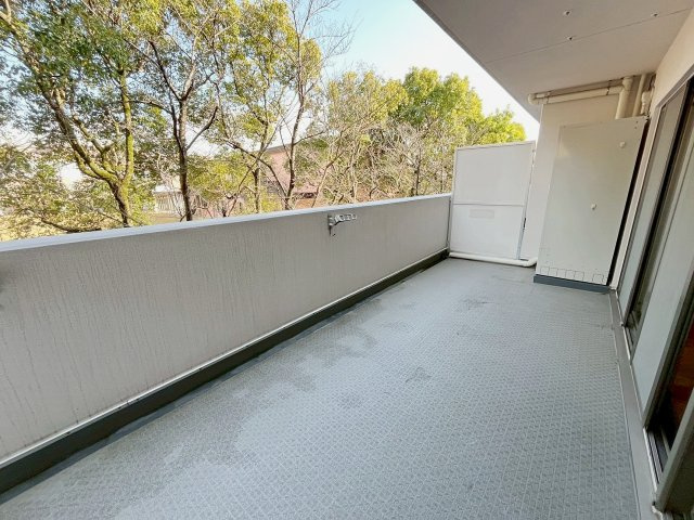 Ｃ＆Ｃローズガーデンのバルコニー|暖かな日差しのふりそそぐバルコニー