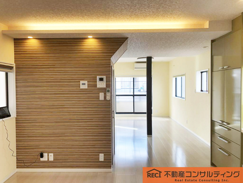 西宮市小松南町1丁目　中古戸建の居間・リビング