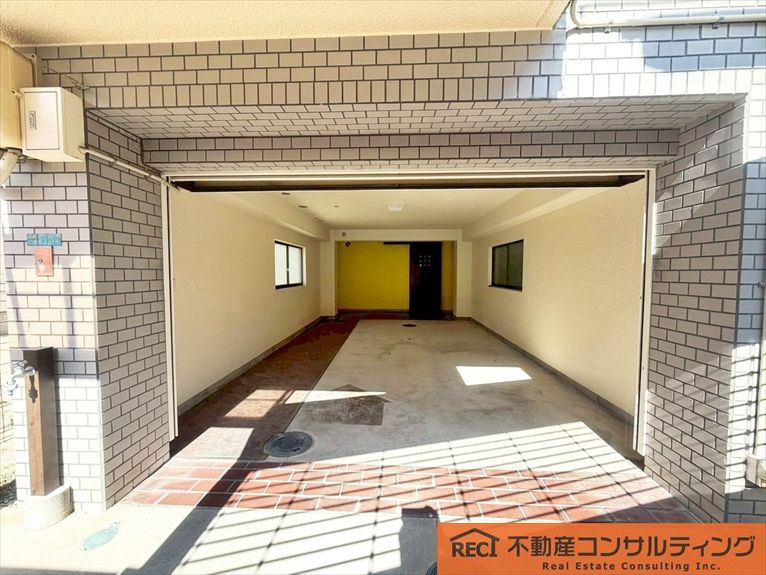 西宮市小松南町1丁目　中古戸建の駐車場