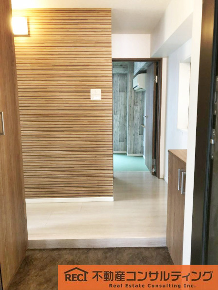 西宮市小松南町1丁目　中古戸建の玄関